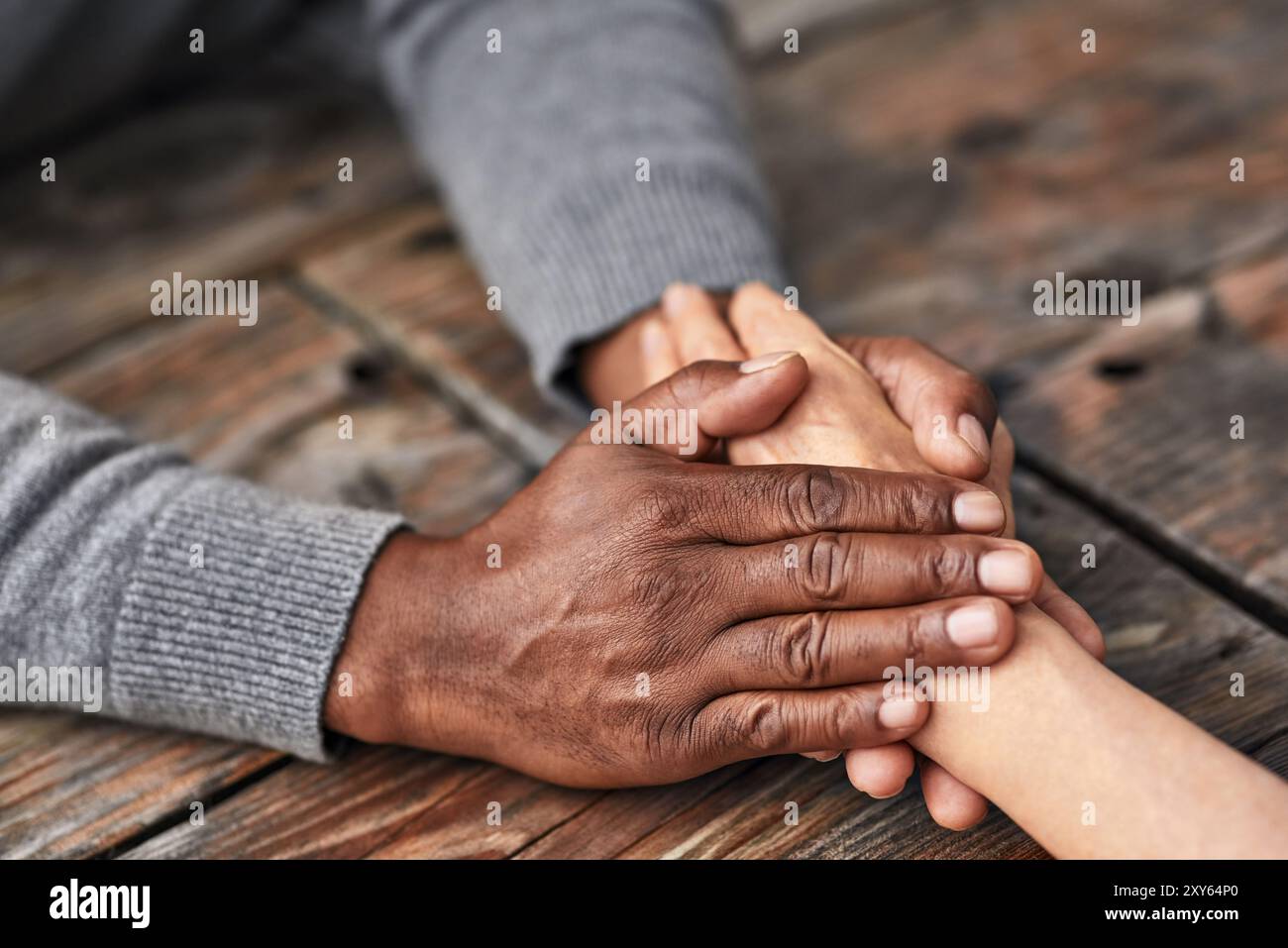 Tenant la main, le couple et le soutien des personnes, la table et la gentillesse de l'amour avec respect, soin et plein air. Prier, compassion et patience de l’unité Banque D'Images