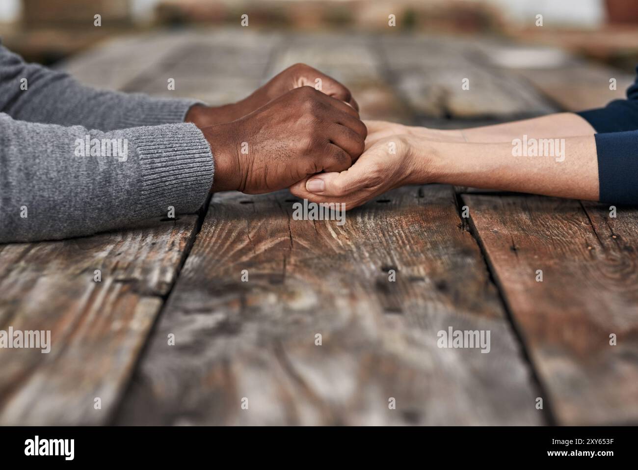 Tenant la main, l'amour et le soutien des gens, la table et la gentillesse de l'empathie avec le respect, les soins et le plein air. Prier, compassion et patience de l'unité de Banque D'Images