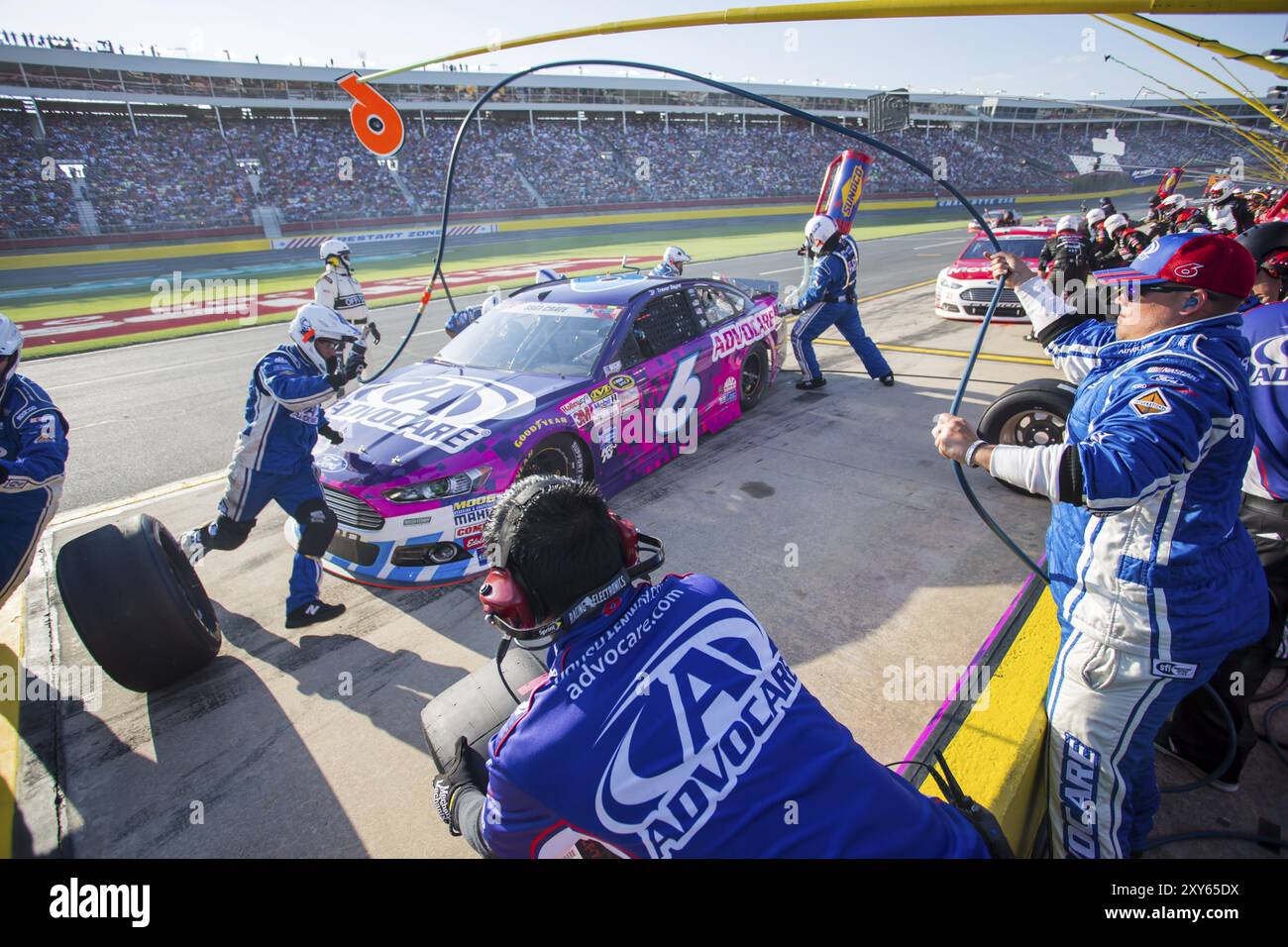 Concord, NC, le 31 décembre 2015 : Trevor Bayne (6 ans) amène sa voiture de course en service lors de la course Coca-Cola 600 au Charlotte Motor Speedway de Concor Banque D'Images