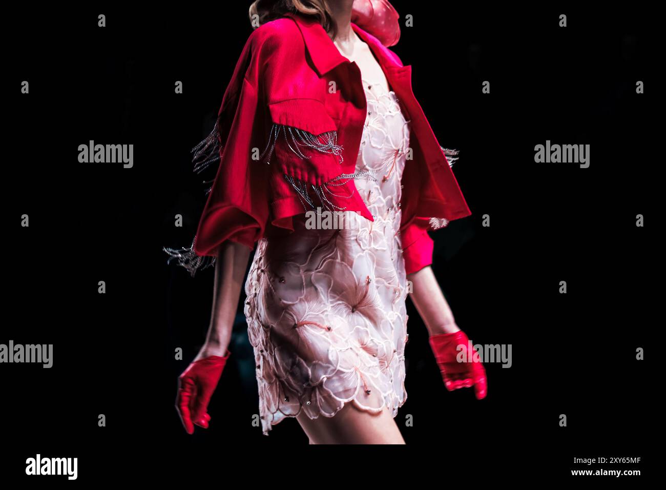 Tenue de mode, robe rose courte et veste lumineuse sur une figure féminine, vêtements chics pour femmes Banque D'Images
