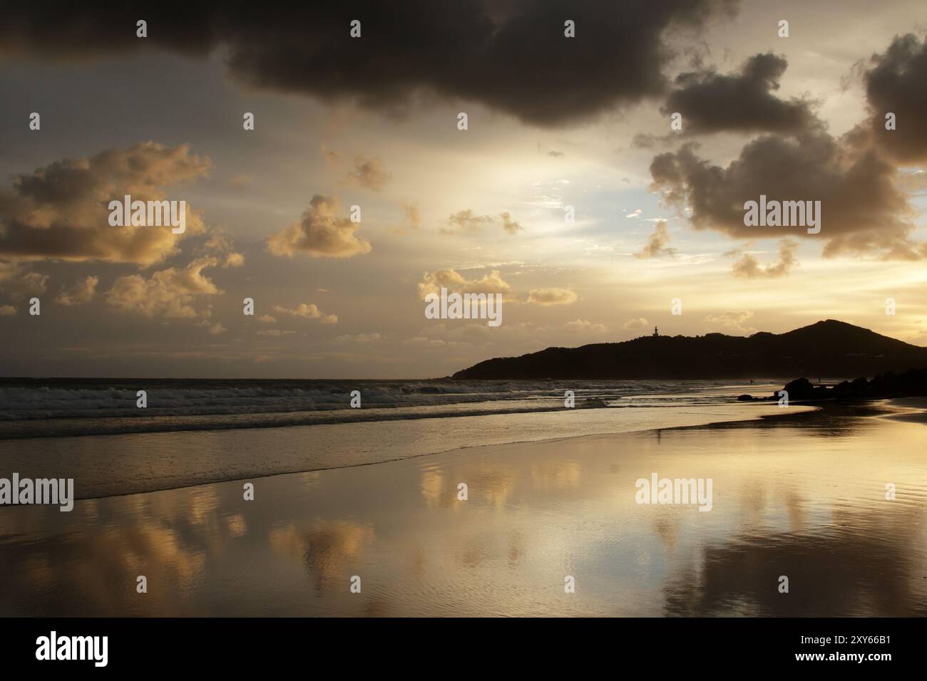 Plage de Byron Bay, Australie, tôt le matin avec le phare en arrière-plan, Océanie Banque D'Images