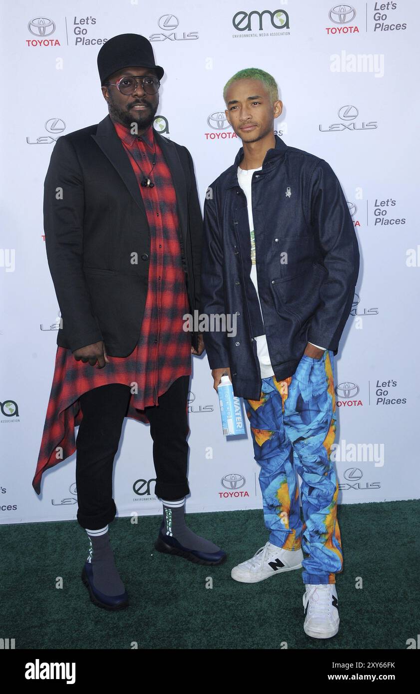 Will.i.am et Jaden Smith à la 27e édition annuelle des EMA Awards de l'Environmental Media Association, qui s'est tenue au Barker Hangar à Santa Monica, aux États-Unis, en septembre Banque D'Images
