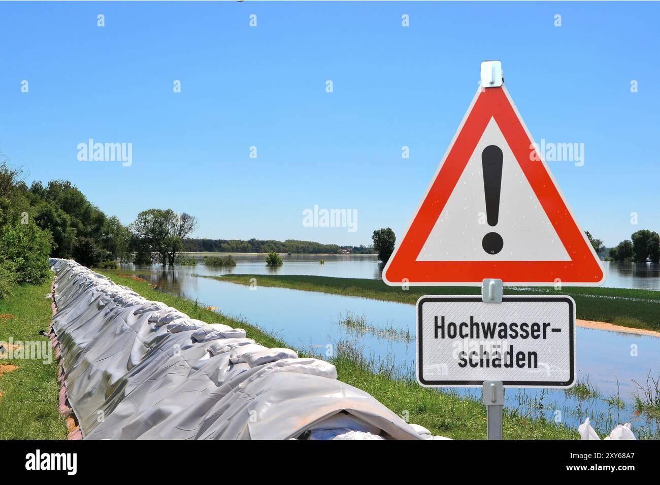 Sacs de sable et panneau d'avertissement pendant les inondations à Magdebourg sur l'Elbe Banque D'Images