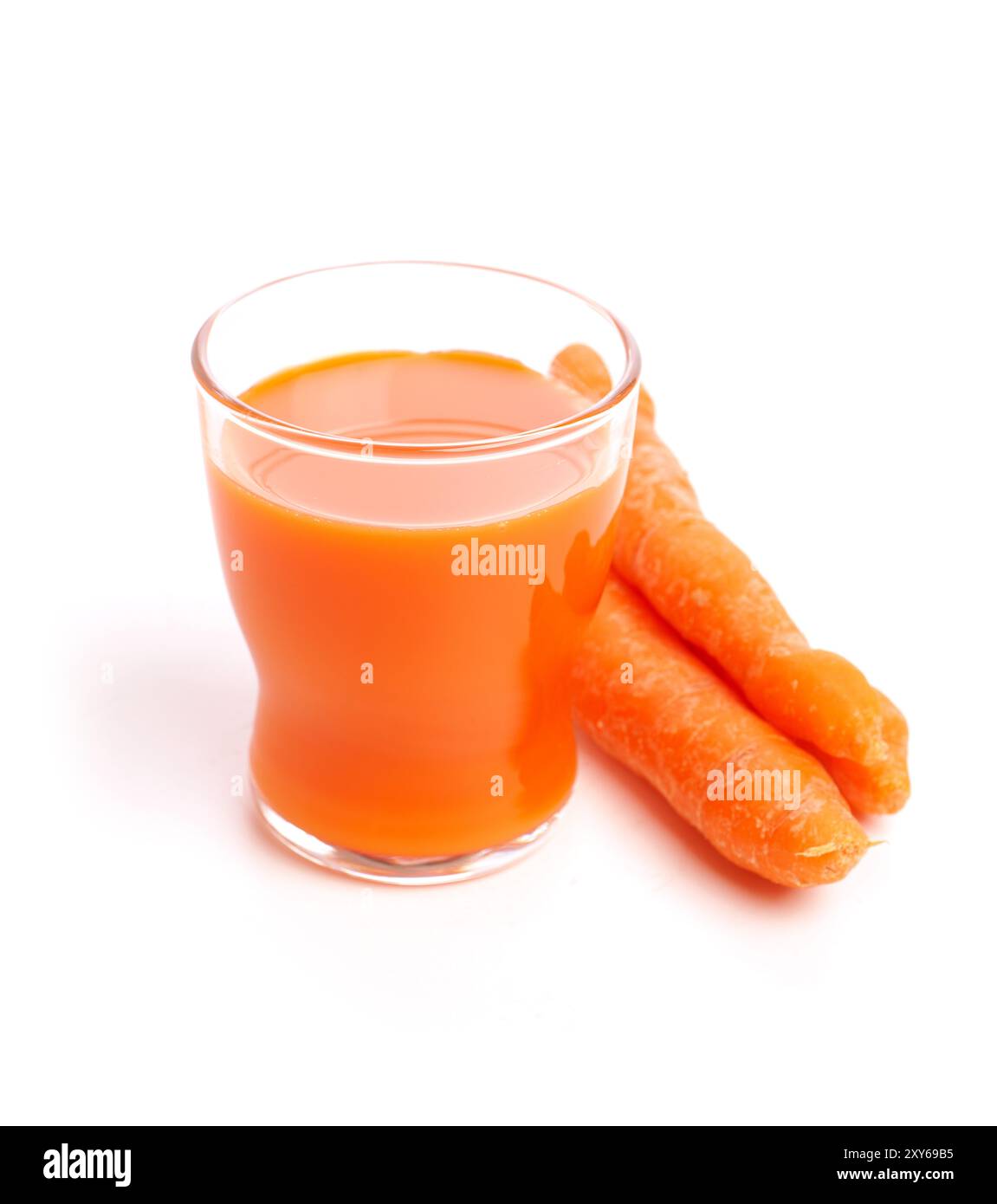 Jus de carottes sur un fond blanc, selective focus sur le haut de la vitre Banque D'Images