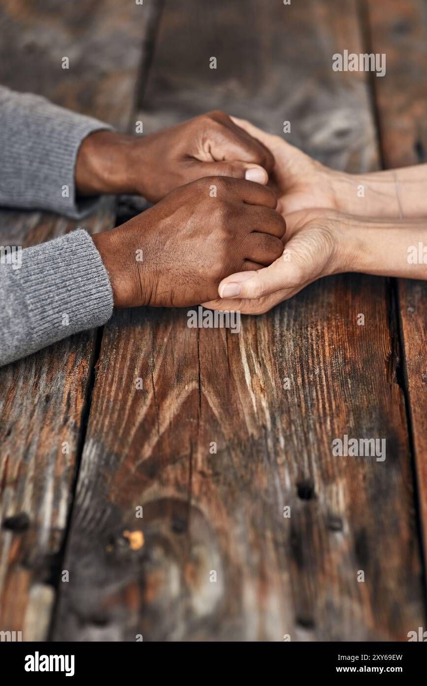 Tenant la main, le respect et le soutien des gens, la table et la gentillesse de l'amour avec empathie, soins et plein air. Prier, compassion et patience de l'unité de Banque D'Images