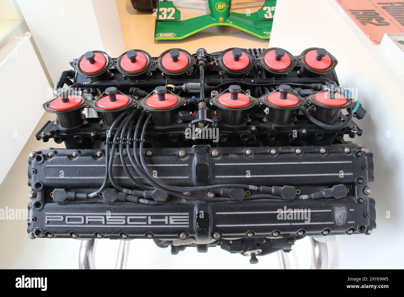 HAMBOURG, ALLEMAGNE - 29 AOÛT 2014 : moteur de voiture de sport V12 haute performance FA12 pour véhicule historique Porsche formule 1 dans la saison 1991. Banque D'Images