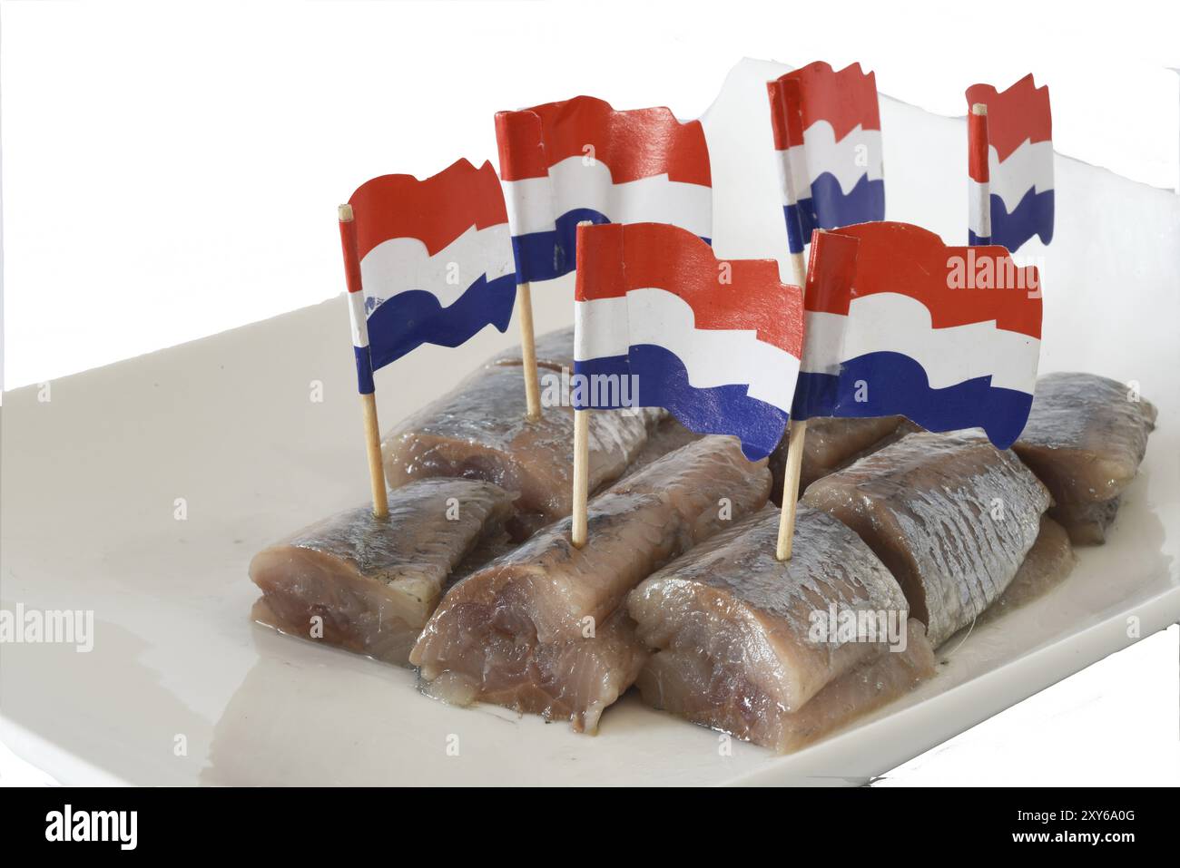 Den Helder, pays-Bas. Juin 2022. Hareng frais avec oignons et drapeaux hollandais sur fond blanc. Gros plan. Mise au point sélective Banque D'Images
