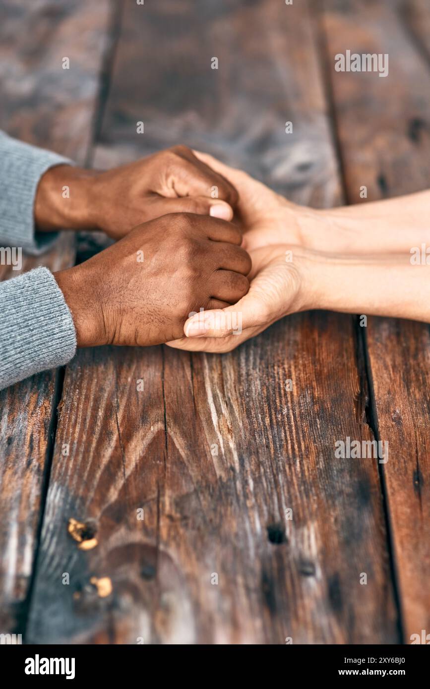Tenant la main, l'unité et le soutien des gens, la table et la gentillesse de l'amour avec respect, soin et plein air. Prier, compassion et patience du mariage Banque D'Images