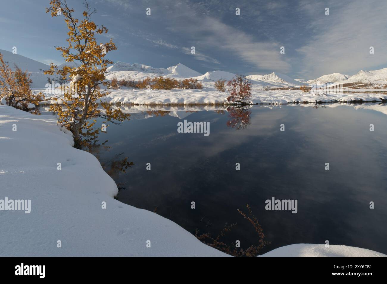 Les sommets Hoegronden, Midtronden et Digerronden se reflètent dans un lac, Parc national de Rondane, Oppland Fylke, Norvège, septembre 2010, Europe Banque D'Images