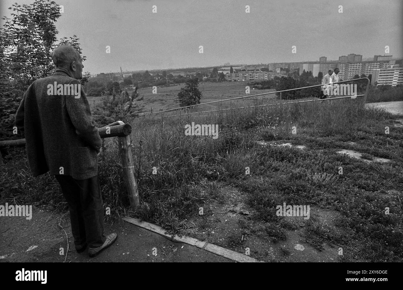 Allemagne, Berlin, 27 juin 1991, à Volkspark Prenzlauer Berg, vue de la nouvelle zone de développement Fennpfuhl / Lichtenberg, homme âgé, Europe Banque D'Images