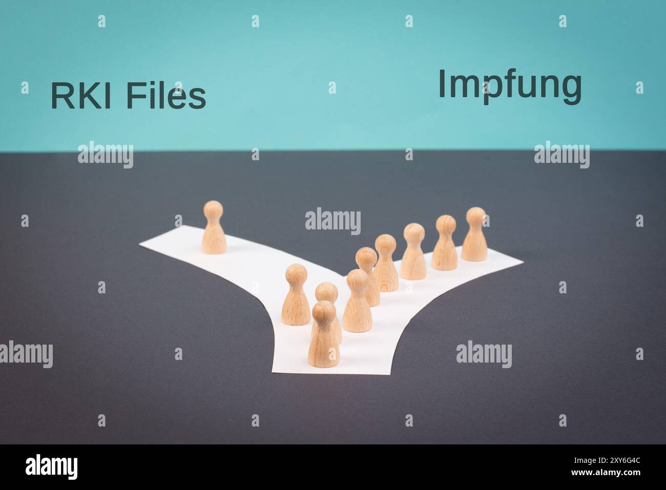 Foule de gens suivent le chemin de la vaccination, on pense différent et étudie les fichiers RKI, la propagande, la théorie du complot, les médias et la manipulation, allemand Banque D'Images