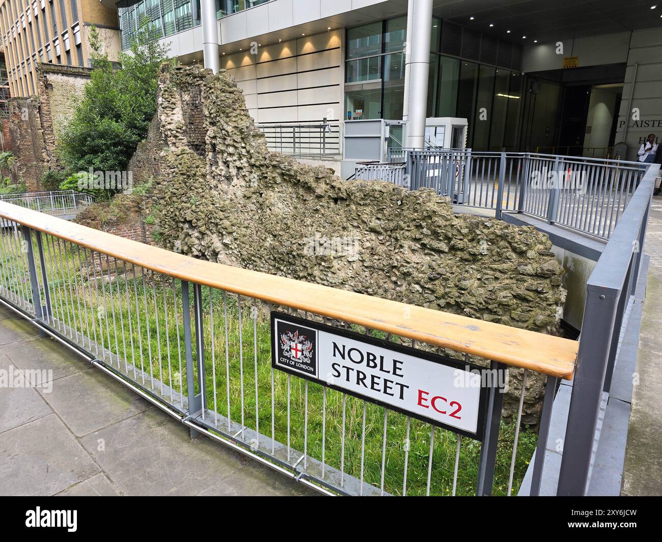 Noble Street Garden qui contient des restes du mur de Londres et des défenses médiévales de fort romain, maintenant une prairie urbaine de fleurs sauvages à Londres, au Royaume-Uni Banque D'Images