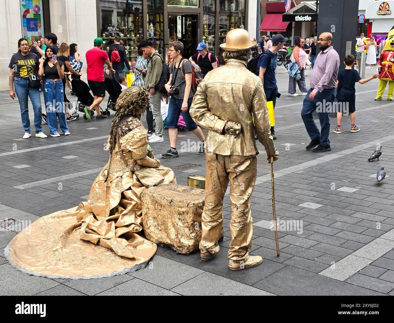 Tenue dore Banque de photographies et d images a haute resolution Alamy
