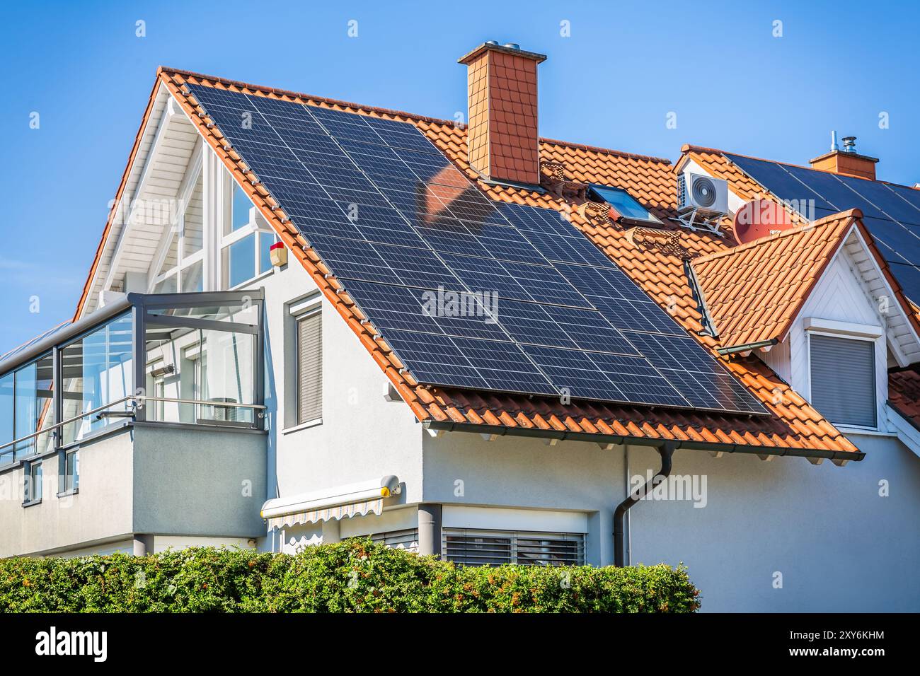 Panneau solaire combiné avec compresseur double onduleur, combinaison de compresseur de climatiseur et pompe de chauffage, installé sur un toit de maison familiale. Banque D'Images