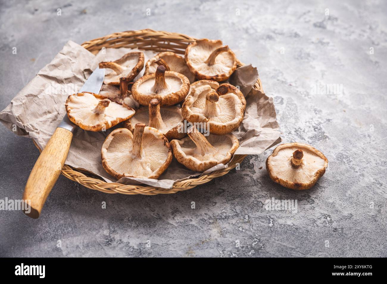 Champignons Shiitake bio dans un panier avec couteau Banque D'Images