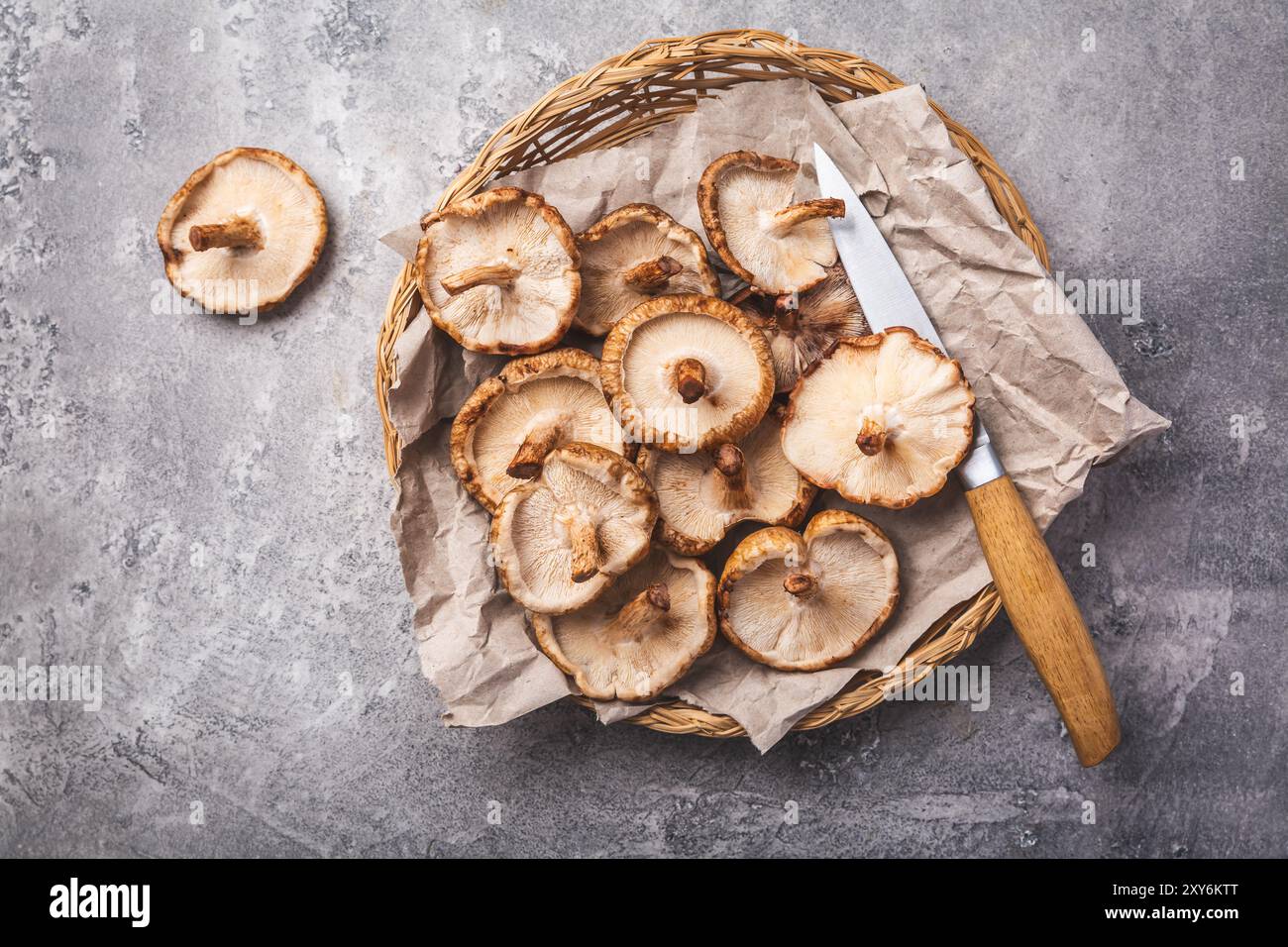 Champignons Shiitake bio dans un panier avec couteau Banque D'Images