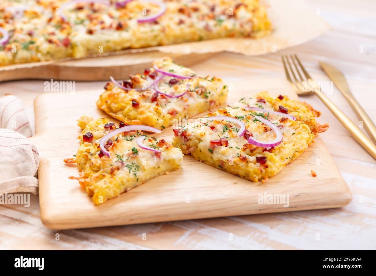 Tarte de pommes de terre maison flambee, gâteau salé de flam avec oignon, bacon, fromage et pommes de terre Banque D'Images