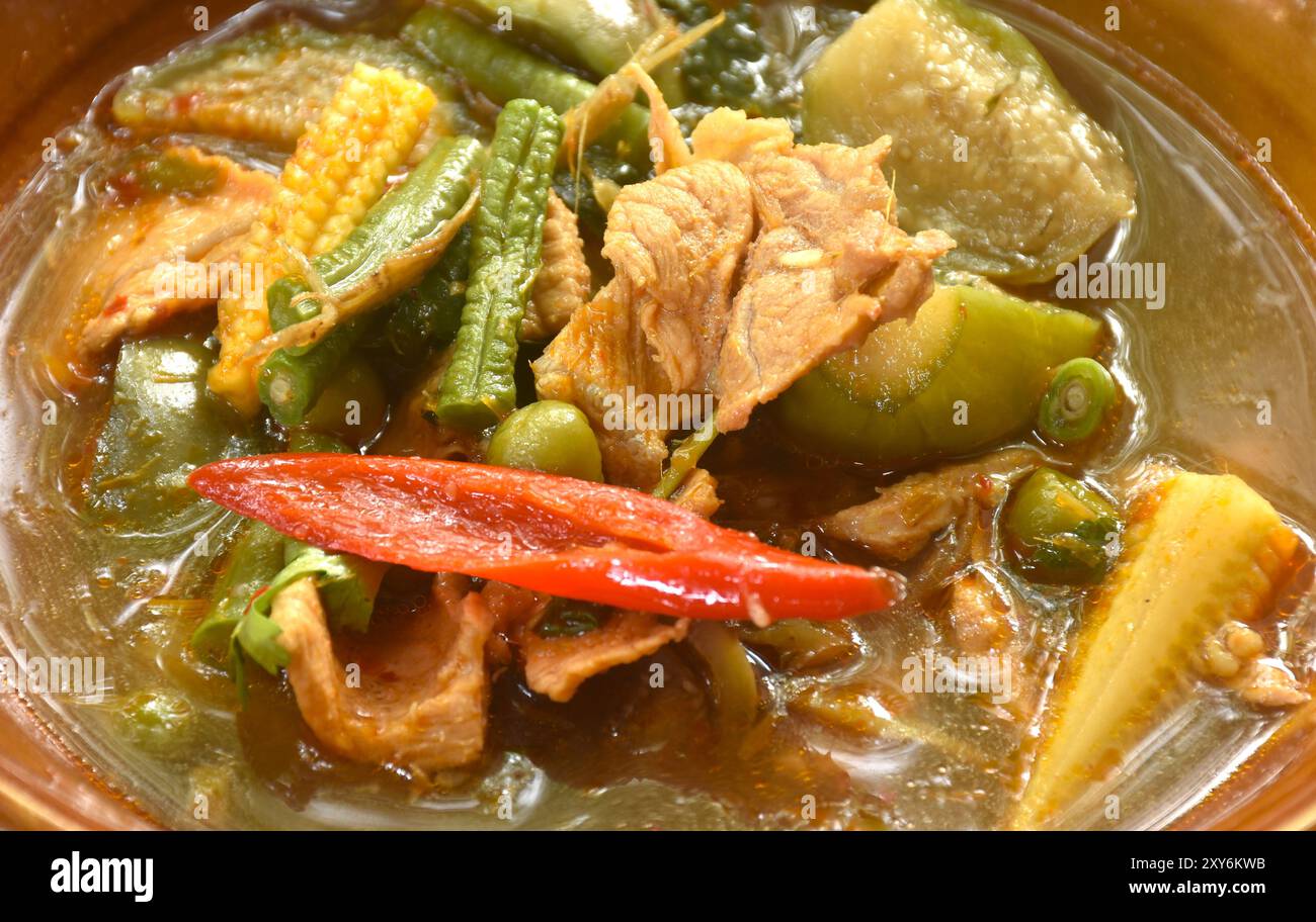 Porc bouilli épicé avec mélange de légumes dans la soupe au curry de la jungle nourriture thaïlandaise dans le bol Banque D'Images