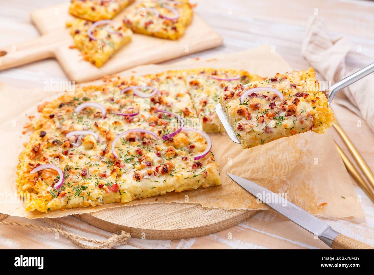 Tarte de pommes de terre maison flambee, gâteau salé de flam avec oignon, bacon, fromage et pommes de terre Banque D'Images