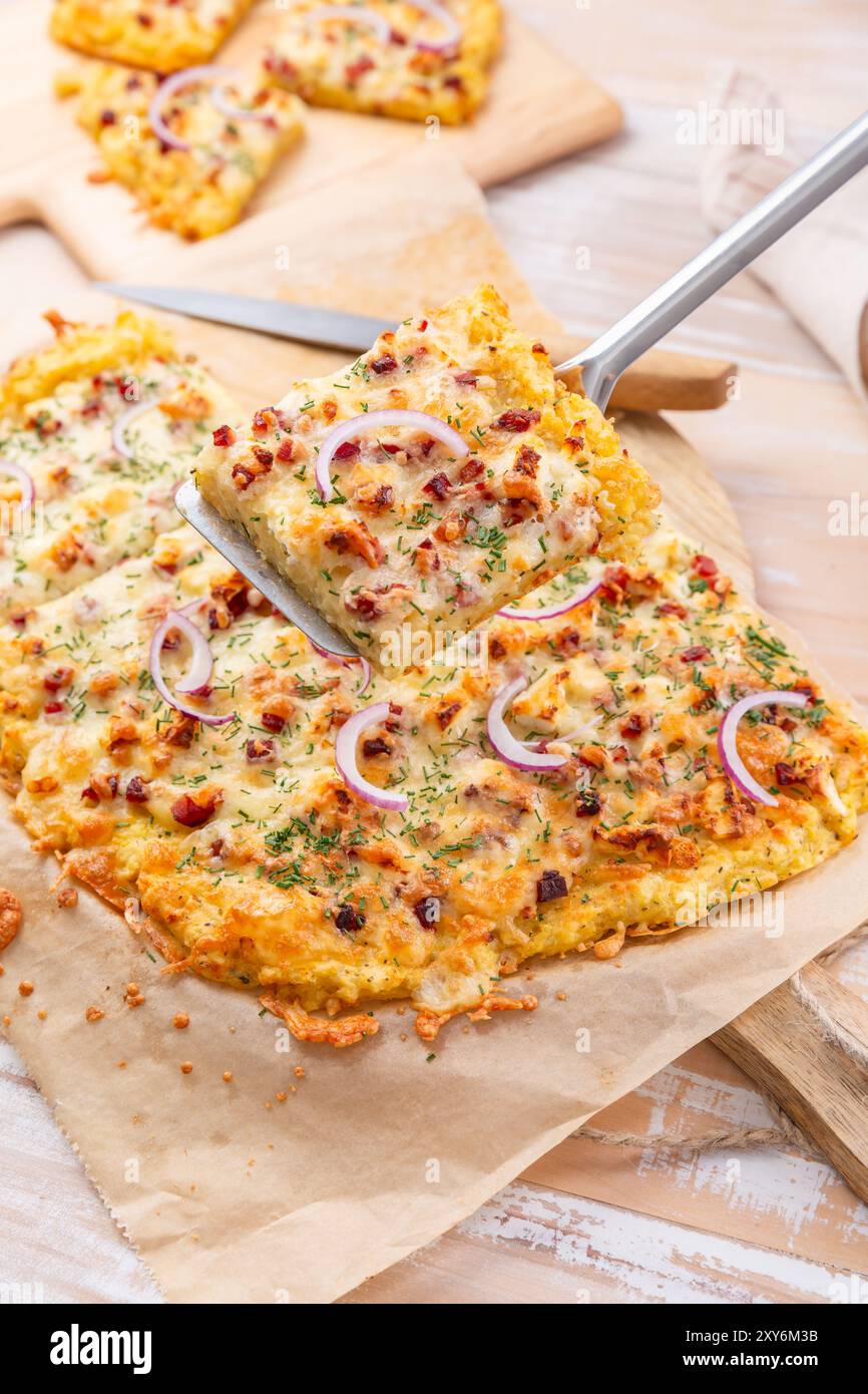 Tarte de pommes de terre maison flambee, gâteau salé de flam avec oignon, bacon, fromage et pommes de terre Banque D'Images