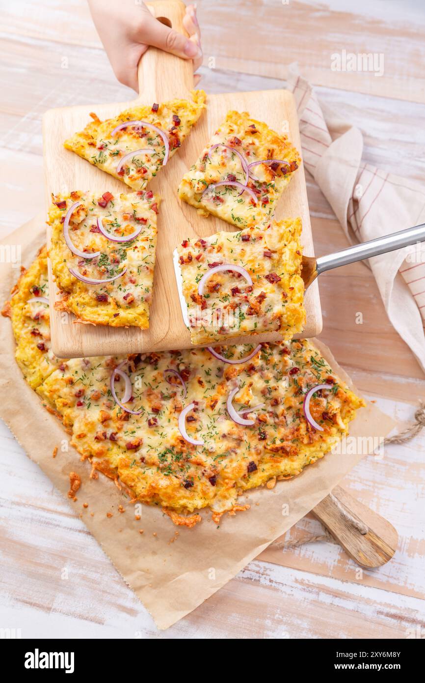 Tarte de pommes de terre maison flambee, gâteau salé de flam avec oignon, bacon, fromage et pommes de terre Banque D'Images
