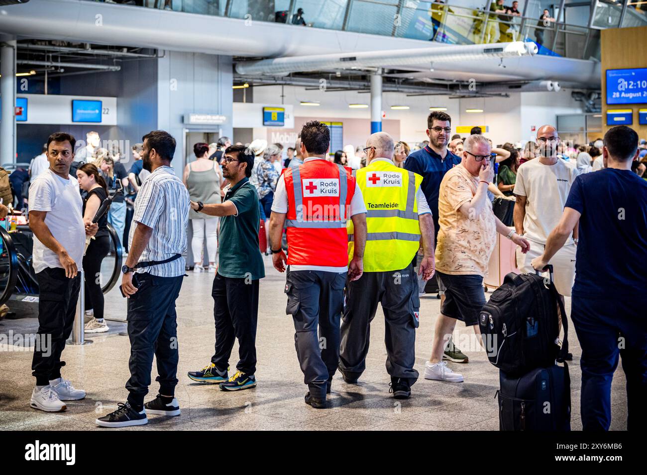 EINDHOVEN - employés de la Croix-Rouge à l'aéroport d'Eindhoven, où une perturbation majeure a paralysé le trafic aérien. La cause de la panne est encore inconnue. ANP ROB ENGELAAR pays-bas OUT - belgique OUT Banque D'Images