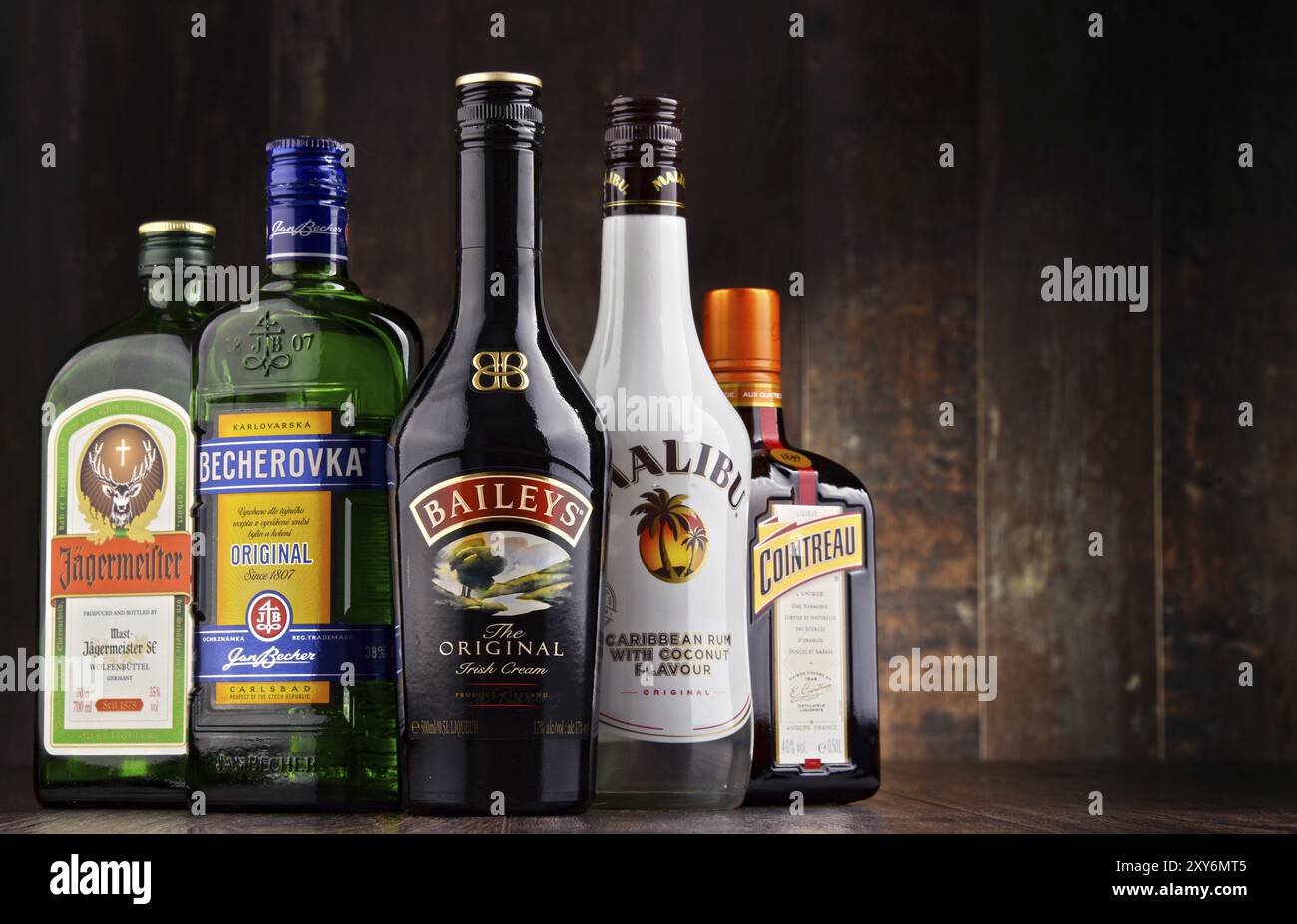 Descendants historiques de plantes médicinales, les liqueurs sont des boissons à base de spiritueux distillés aromatisés aux fruits, à la crème, aux herbes, aux épices, aux fleurs ou aux noix Banque D'Images