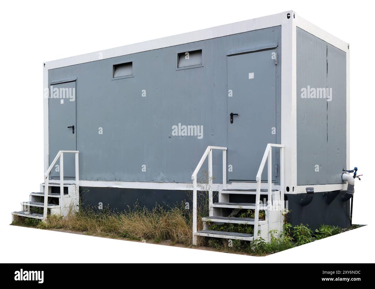 Une toilette publique dans un parc de la ville est fabriquée à partir d'un conteneur d'expédition. Isolé sur blanc Banque D'Images