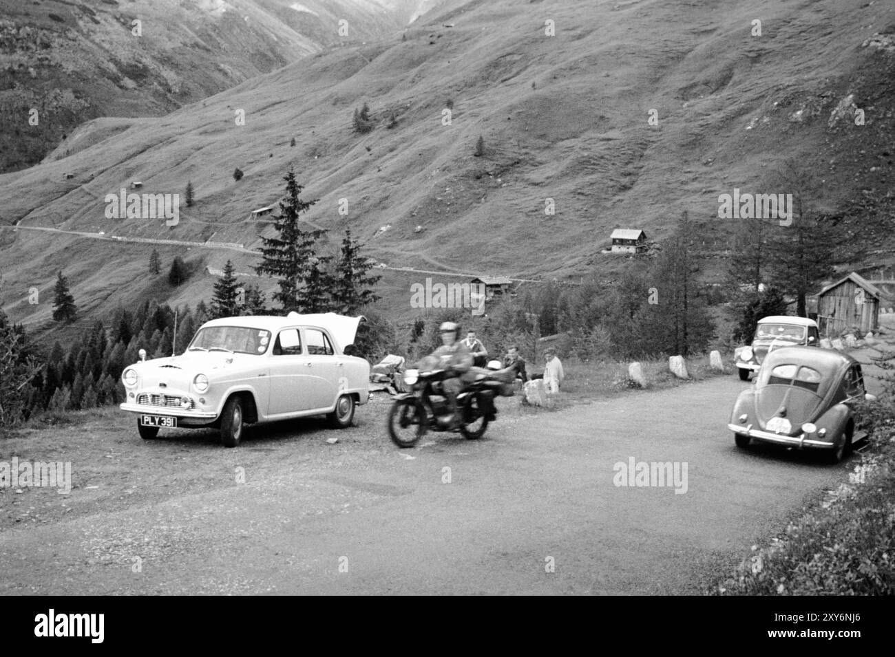 Voitures et moto sur la route de montagne, Autriche, Europe, Britannique Austin Cambridge A40 voiture Overland aventure voyage 1956 Banque D'Images