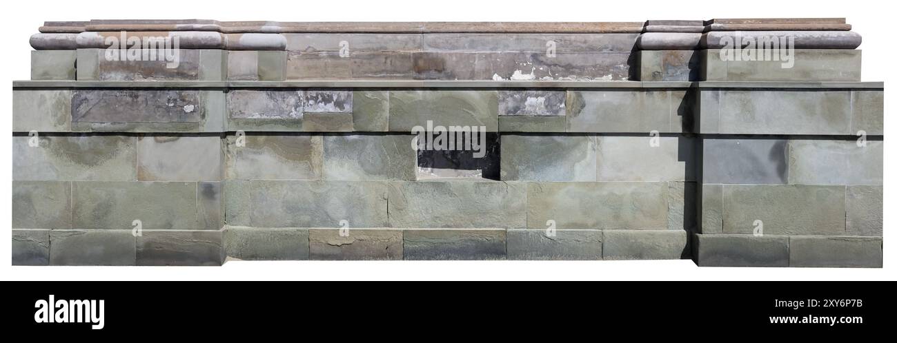 Fragment d'une fondation en marbre d'un bâtiment ancien avec des plinthes pour colonnes. Isolé sur blanc Banque D'Images