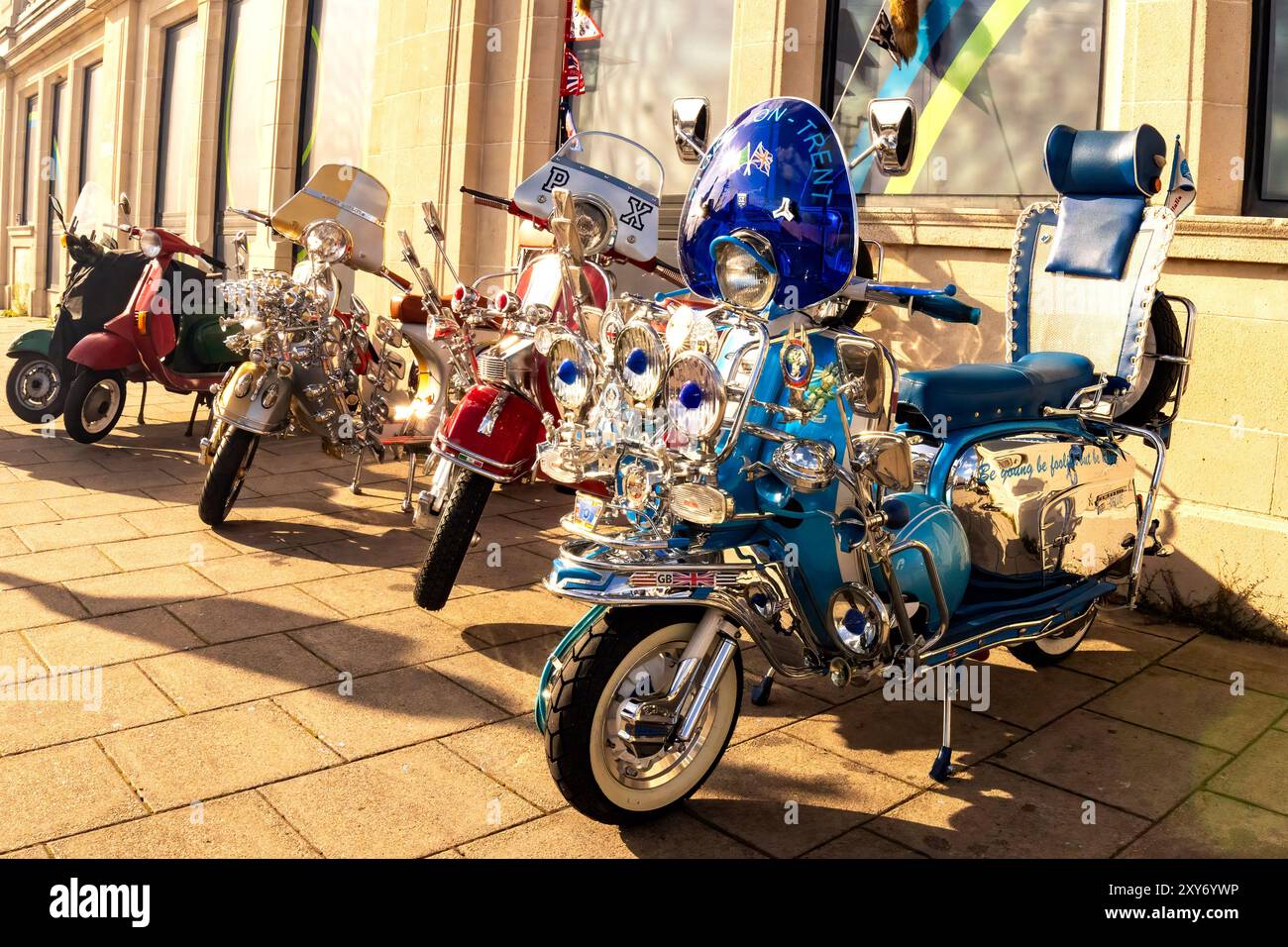 Madeira Drive, Brighton, ville de Brighton et Hove, East Sussex, Royaume-Uni. Scooters, garés au Mod All Weekender. David Smith/Alamy 25 août 2024 Banque D'Images