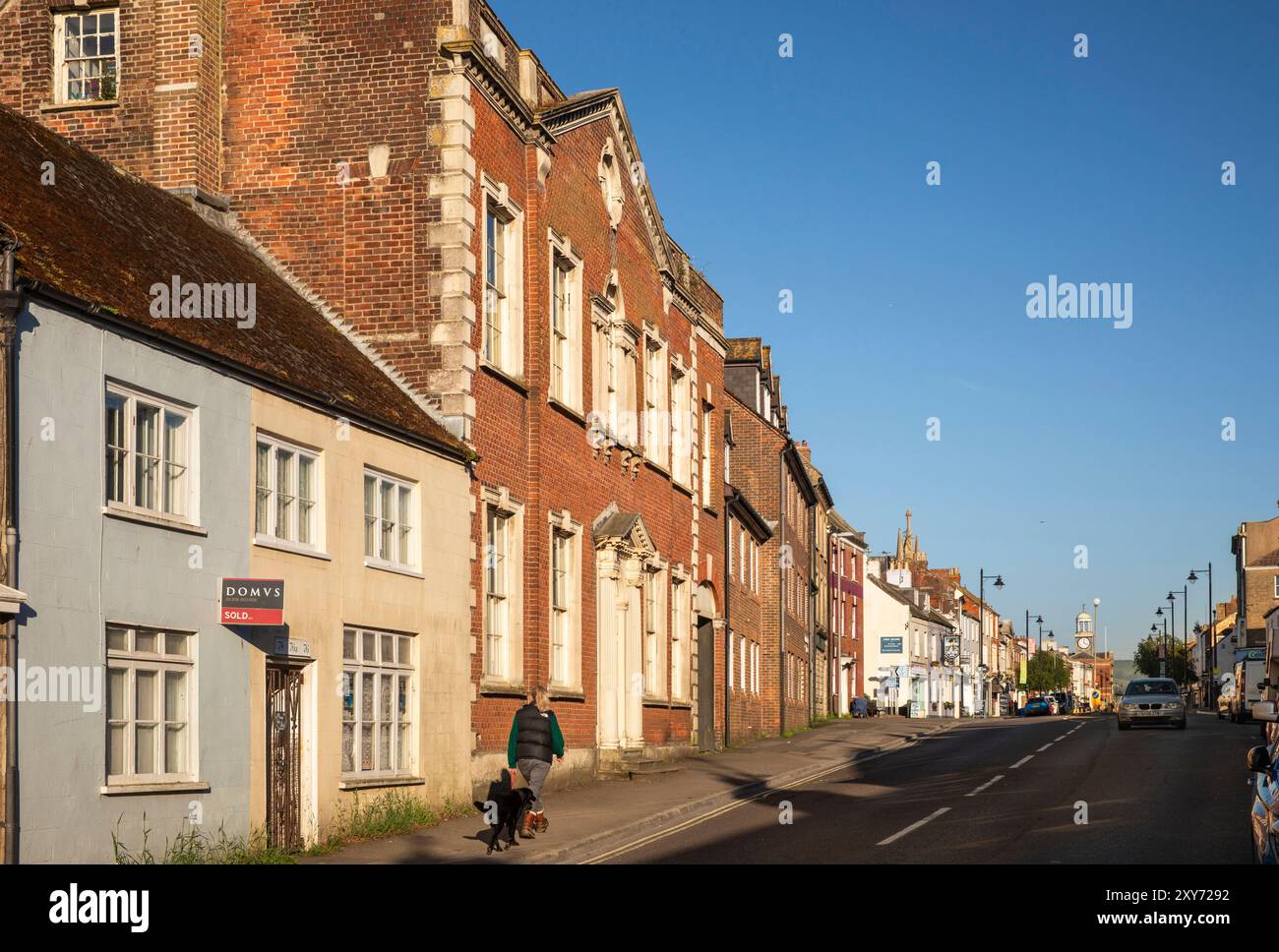 Royaume-Uni Angleterre, Dorset, Bridport, East Street, promeneur de chiens tôt le matin au no 74 Georgian House Banque D'Images