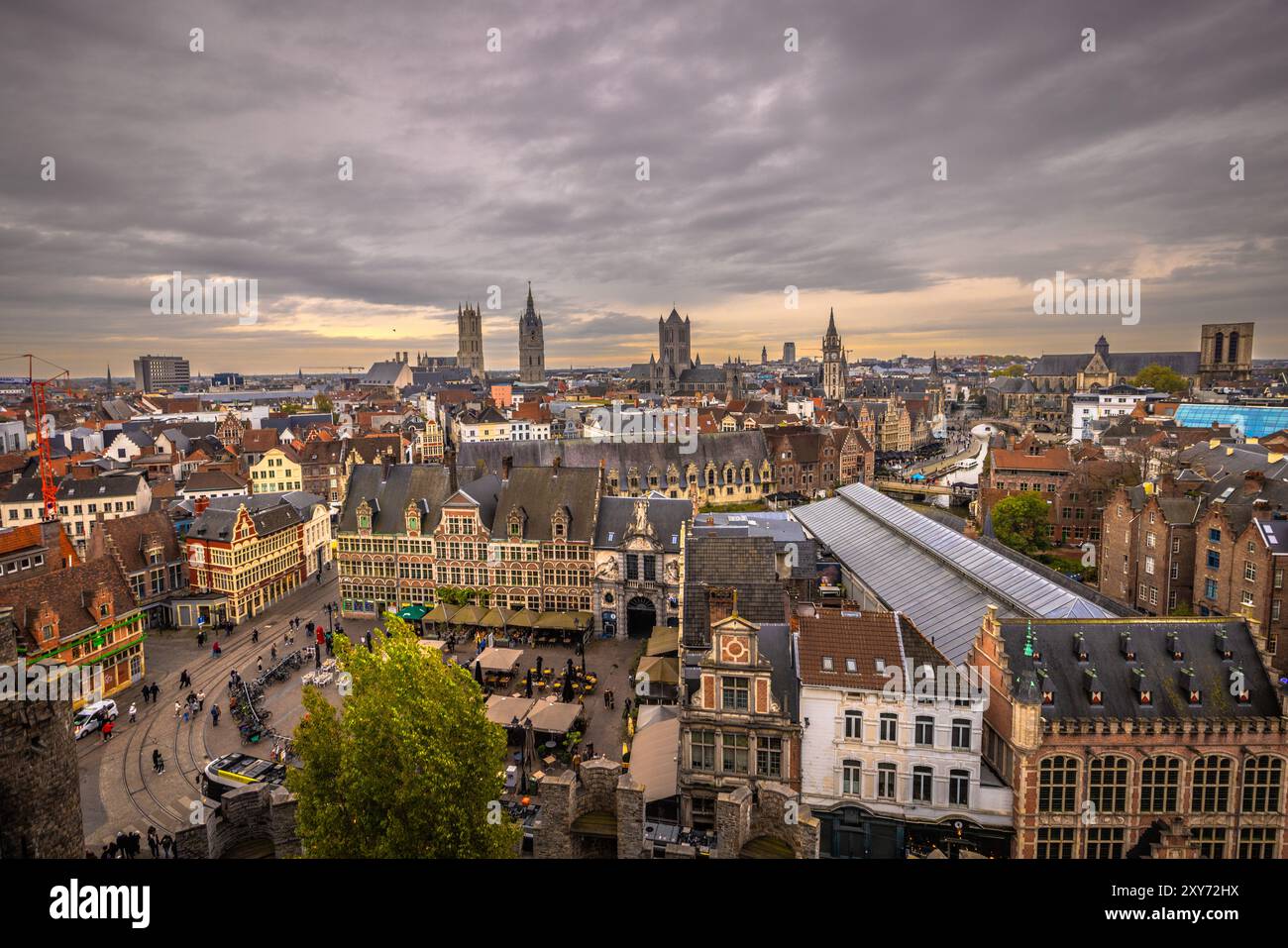Gand - 5 novembre 2022 : Panorama de la vieille ville médiévale de Gand, Belgique Banque D'Images
