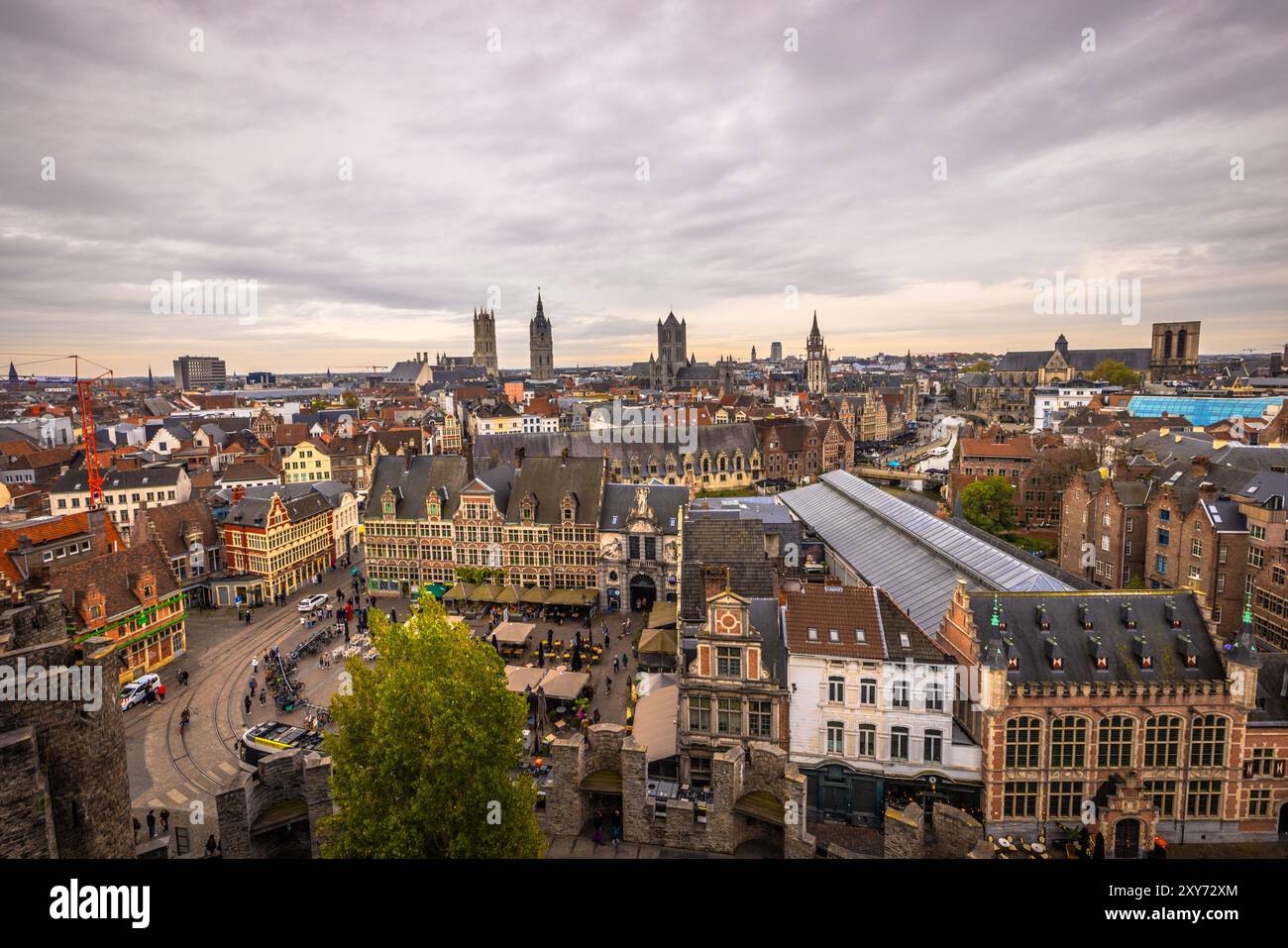Gand - 5 novembre 2022 : Panorama de la vieille ville médiévale de Gand, Belgique Banque D'Images