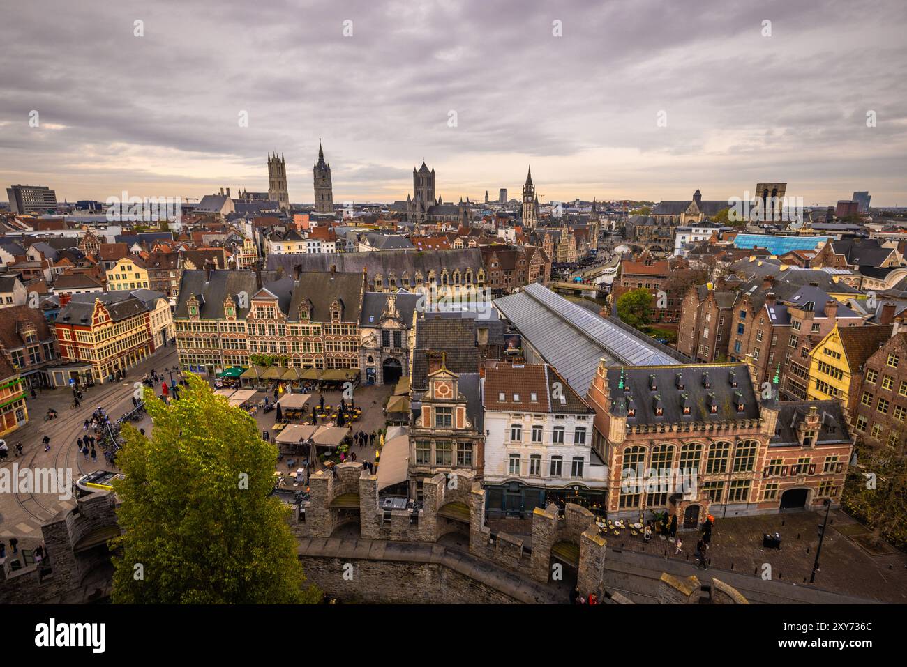 Gand - 5 novembre 2022 : Panorama de la vieille ville médiévale de Gand, Belgique Banque D'Images