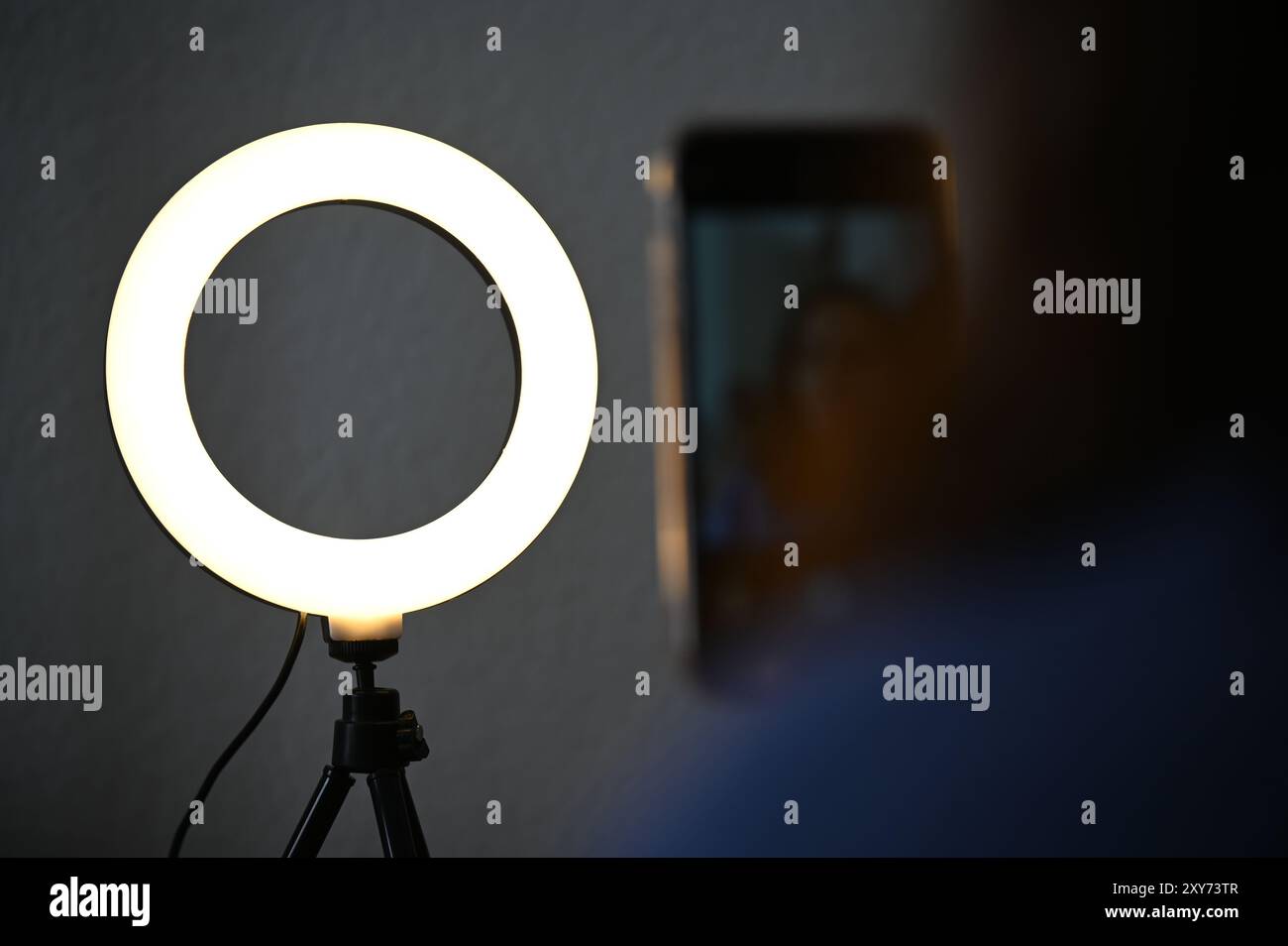 Berlin, Allemagne. 05 juillet 2024. Une femme est assise derrière une lumière annulaire et prend des photos d'elle-même. Crédit : Niklas Graeber/dpa/Alamy Live News Banque D'Images