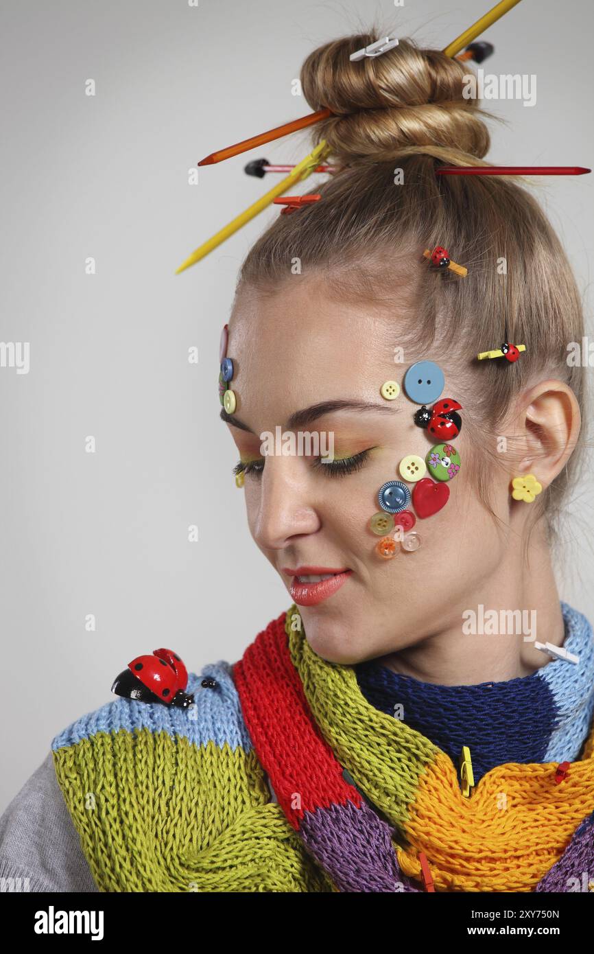 Portrait de profil d'une jeune femme blonde avec créativité hairstyle avec boutons de couleur et de la mode Banque D'Images