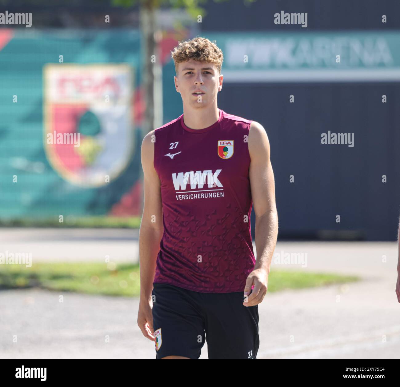 Arne Engels (FC Augsburg #27) auf dem Weg zum Trainingsplatz, im Hintergrund FCA-logo und WWK-Arena ; FC Augsburg, entraînement, Banque D'Images