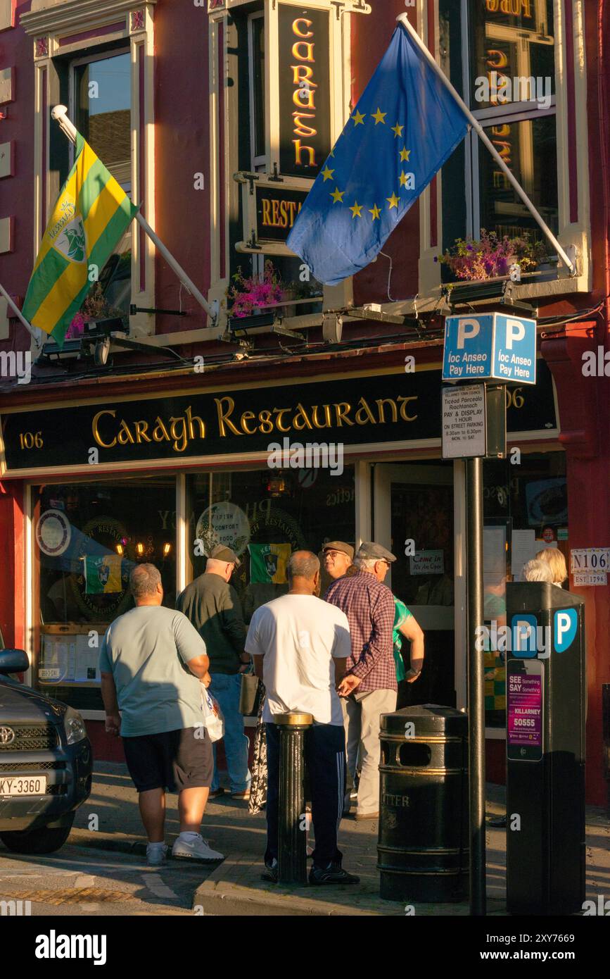 Les touristes d'attente pour le restaurant Caragh à 15 de l'Irlande comme une destination touristique populaire créée en 1796. Banque D'Images