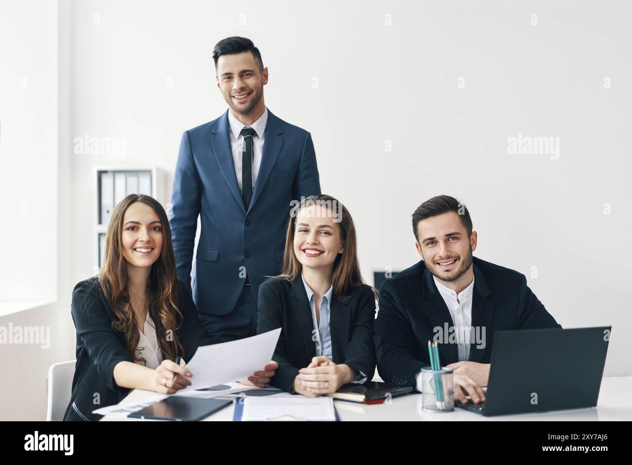 Business concept de discussion. Les jeunes gens d'affaires travailler en équipe. La planification d'une stratégie de projet, le partage d'idées, la préparation de présentations, Banque D'Images