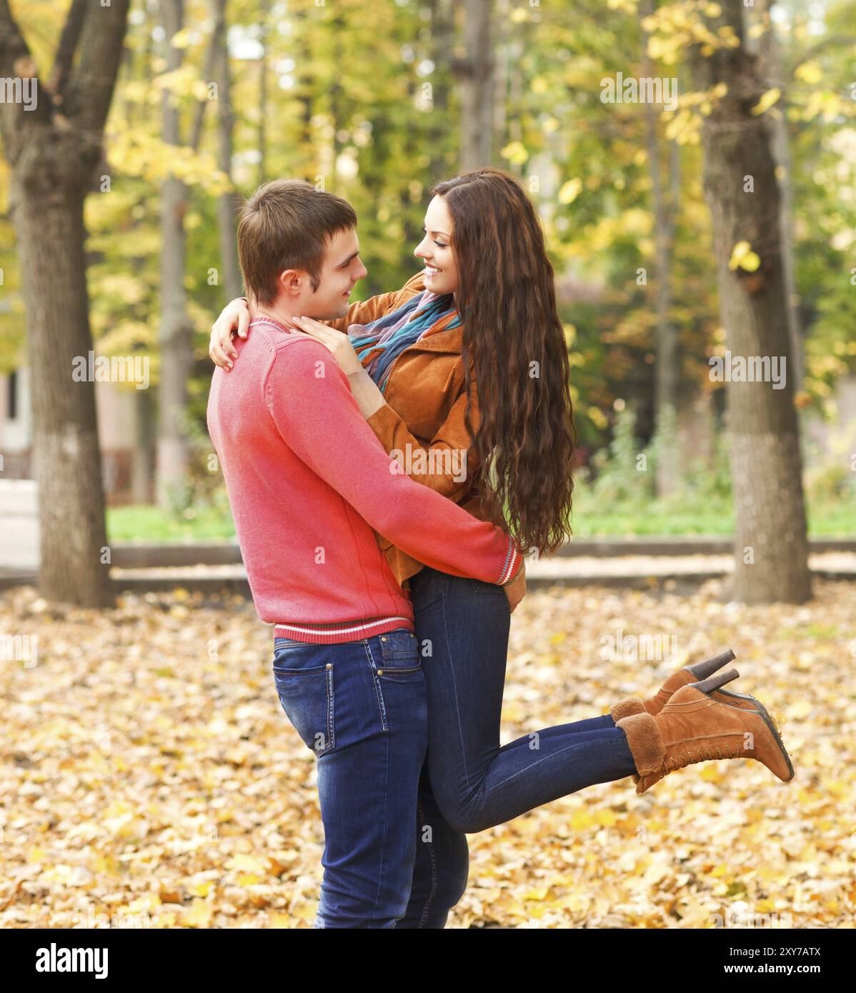 Portrait of happy couple enjoying automne doré de l'automne Banque D'Images