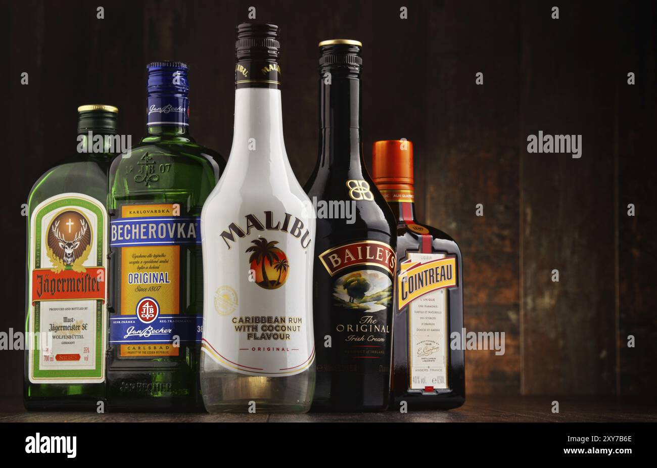 Descendants historiques de plantes médicinales, les liqueurs sont des boissons à base de spiritueux distillés aromatisés aux fruits, à la crème, aux herbes, aux épices, aux fleurs ou aux noix Banque D'Images