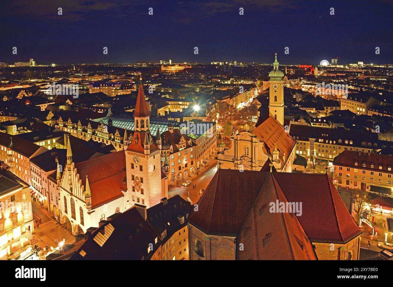 Europe, Allemagne, Bavière, Munich, vue de St Pierre, Marienplatz, Noël, vue de l'ancien hôtel de ville et de la vallée avec l'église du Saint-esprit, Eveni Banque D'Images