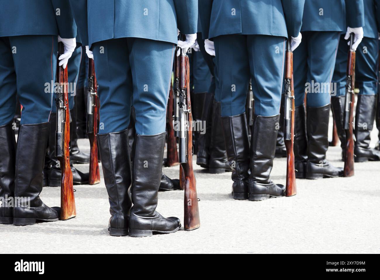 Défilé de l'armée, rangée de bottes de soldat uniforme de la force militaire Banque D'Images