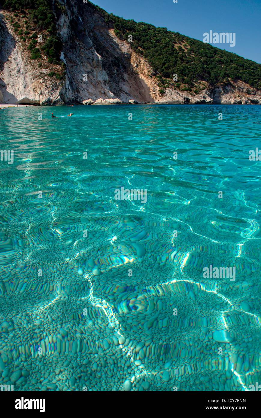 La limpida acqua della spiaggia di Myrtos a Cefalonia Banque D'Images