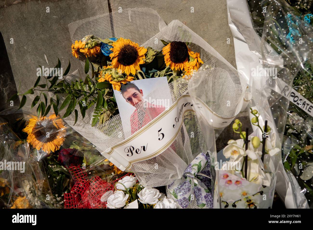 Foto Marco Alpozzi/LaPresse 4 Settembre 2023 Brandizzo, Italia - Cronaca - tragedia ferroviaria a Brandizzo. Mazzi di fiori e messaggi di cordoglio davanti alla stazione Nella foto : Stazione Brandizzo 31 août 2023 Brandizzo Italie - nouvelles - fleurs et messages de condoléances en face de la gare dans la photo : gare Foto Marco Alpozzi/LaPresse 4 Settembre 2023 - Vercelli - Italia - nouvelles - A seguito dell'ente ferroviario del 31 Agosto a Brandizzo, in cui sono, in cui sono Cindi ; Cindi ; Cindi Filmallo Cichl ; Cindi ; Cindi#Cindi Banque D'Images