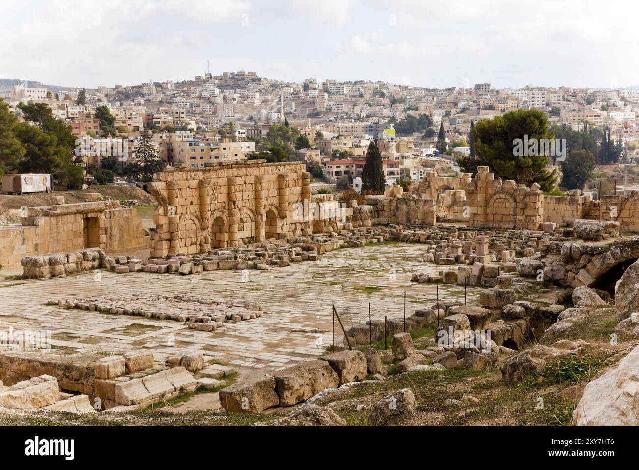 Ruines de l'ancienne jerash en jordanie avec la ville moderne en arrière-plan Banque D'Images