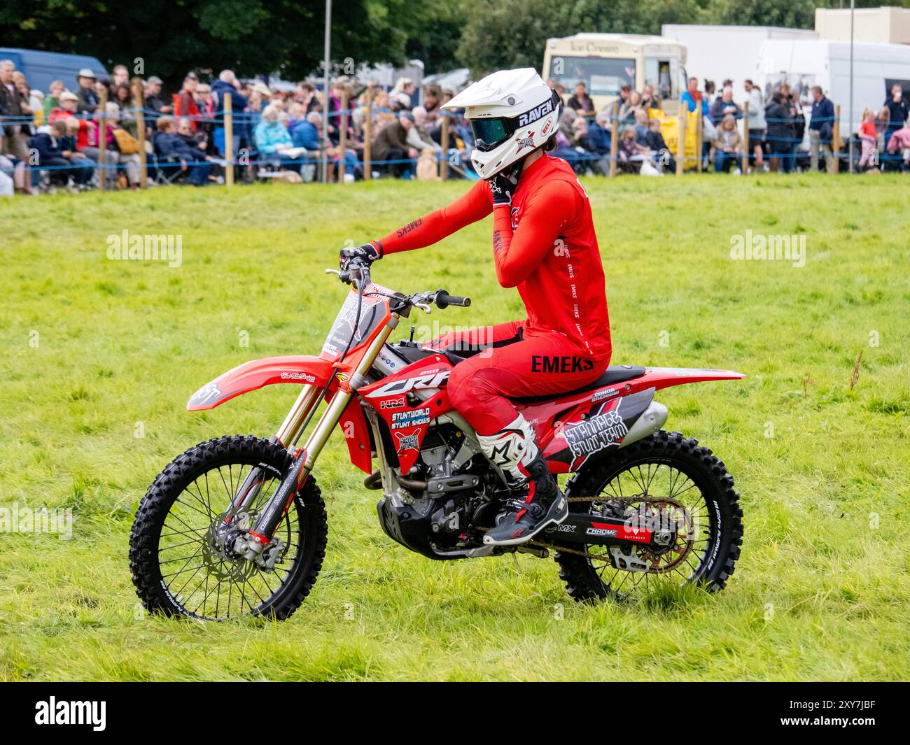 Un cascadeur sur un vélo de piste au Reeth Show à Swaledale, Yorkshire Dales, Royaume-Uni. Banque D'Images