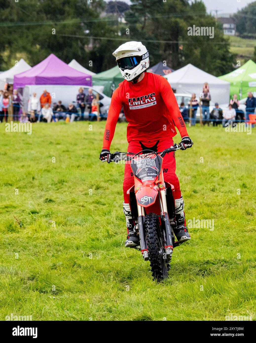 Un cascadeur sur un vélo de piste au Reeth Show à Swaledale, Yorkshire Dales, Royaume-Uni. Banque D'Images