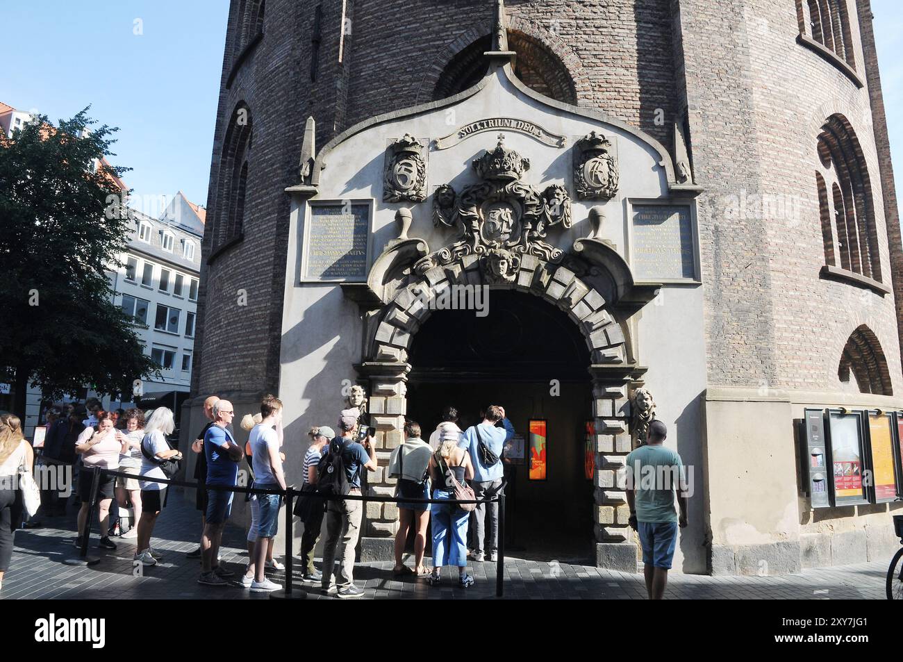 Copenhague/ Danemark/ 28 août 2024/ les touristes font la queue pour visiter Copenhague attractin sight runde'taarn .trinitis kirke of rhuch o kombergae au coeur de danih caoital Copenhague. (Photo. Francis Joseph Dean/Dean Pictures) (non destiné à un usage commercial) Banque D'Images